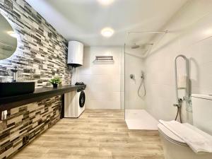 een badkamer met douche, toilet en wastafel bij Ciudades de España in Valencia +26 foto's