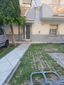 een slang in het gras voor een huis bij Tana sul mare in Rimini