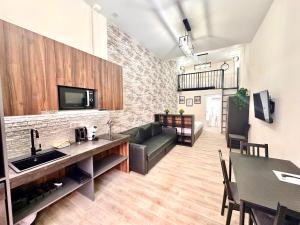 een woonkamer met een bank en een tafel bij Ciudades de España in Valencia