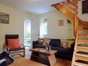 ein Wohnzimmer mit Sofa und Tisch in der Unterkunft Heale Cottage - 28087 in Littleham