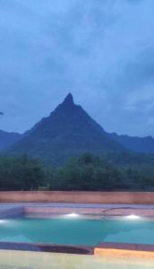 Nespecifikovaný výhled na hory nebo výhled na hory při pohledu z farmy