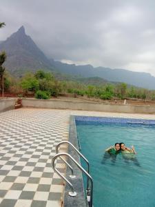 Nespecifikovaný výhled na hory nebo výhled na hory při pohledu z farmy