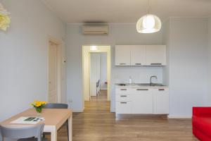 Morro dʼOroにあるCountry House Torreneraのキッチン(白いキャビネット、テーブル付)、ダイニングルーム +14枚の写真