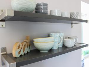 バーナード・キャッスルにあるPasture Viewのボウルやその他の陶器が置かれた棚 +17枚の写真