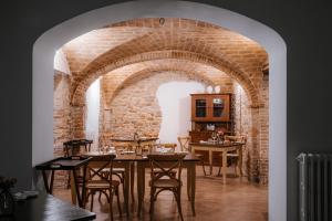 Morro dʼOroにあるCountry House Torreneraのレンガの壁のダイニングルーム(テーブル、椅子付)