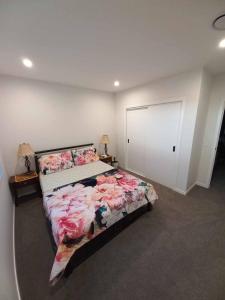 a bedroom with a large bed in a room at Awesome accomodation-Aokautere in Aokautere