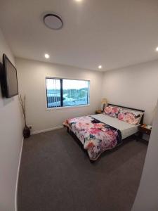 a bedroom with a bed and a window at Awesome accomodation-Aokautere in Aokautere