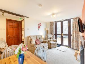 Earl SterndaleにあるPoppies Court Jericho Farmのテーブルとソファのあるリビングルーム