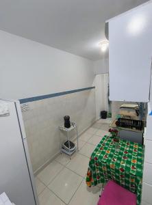 una camera con cucina e tavolo di Kitão Caiçara a Praia Grande