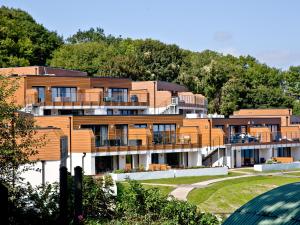 ブリクサムにあるCurlew 4 - The Coveの木立を背景にした建物の外観