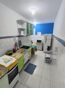 una cucina con lavello e fornello di Kitão Caiçara a Praia Grande