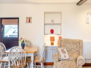 Earl SterndaleにあるPoppies Court Jericho Farmの椅子とテーブルのあるリビングルーム