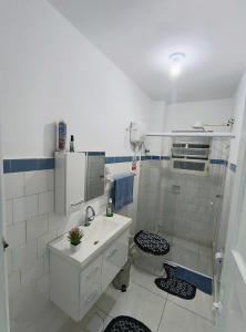 un bagno con doccia, lavandino e WC di Kitão Caiçara a Praia Grande