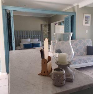 una sala de estar con un sofá y una mesa en Kingfisher by the river - self catering, en Velddrif