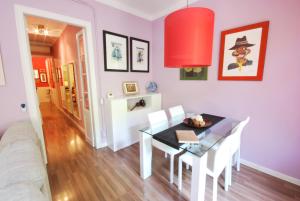 a dining room with a table and a red lamp at Gaudi SDB in Barcelona