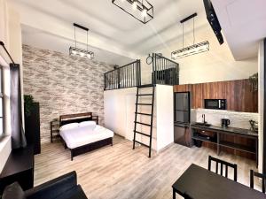 een slaapkamer met een hoogslaper en een keuken met een wastafel bij Ciudades de España in Valencia