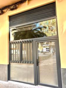 een garagedeur met jaloezieën op een gebouw bij Ciudades de España in Valencia