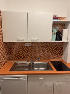 un comptoir de cuisine avec un évier et une cuisinière dans l'établissement CityStay Dortmund, à Dortmund