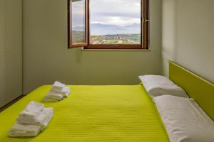Morro dʼOroにあるCountry House Torreneraのベッドルーム1室(黄色いベッド1台、タオル2枚付)