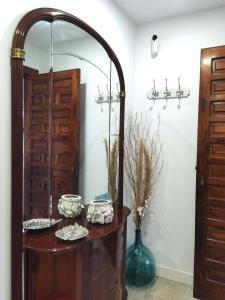 CacicedoにあるVilla Maykiの鏡付きテーブルと花瓶付きの部屋 +55枚の写真