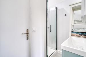 a white bathroom with a sink and a mirror at Maison familiale proche Paris et transport 8 personnes in Maisons-Alfort