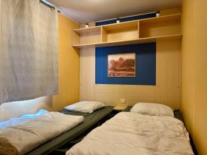 Postel nebo postele na pokoji v ubytování Mobile home 6 personnes Climatisé proche Puy du fou Clisson 800FA + 8 fotografií