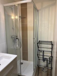 Koupelna v ubytování Chambre d'hôtes porte de la Vallée de Chevreuse + 12 fotografií