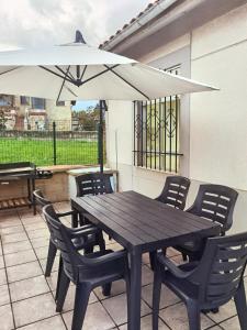 CacicedoにあるVilla Maykiの木製テーブル、パティオ(パラソル付)