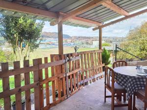 CacicedoにあるVilla Maykiのパティオ(テーブル、椅子、フェンス付)