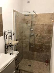 ein Badezimmer mit Dusche mit Glastür in der Unterkunft Au coeur de la Venise Povençale in LʼIsle-sur-la-Sorgue