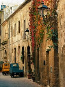 een steeg met een auto naast een gebouw bij Casa del Ghetto in Pitigliano