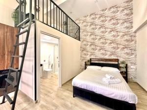 een slaapkamer met een hoogslaper en een bakstenen muur bij Ciudades de España in Valencia