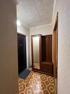 ein leeres Zimmer mit Flur mit Tür und Boden in der Unterkunft Апартаменти Клосовського in Schytomyr
