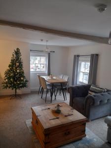 アイアンブリッジにあるIronbridge town apartmentのリビングルーム(クリスマスツリー、テーブル付)