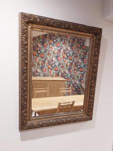 een foto van een schilderij van een eetkamer bij Sur Les Roches in Dracy-lès-Couches