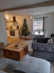 アイアンブリッジにあるIronbridge town apartmentのリビングルーム(クリスマスツリー、テーブル付)