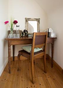escritorio de madera con silla y espejo en Cuileann, en Clarinbridge