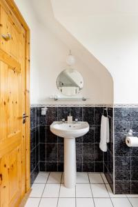 un baño con lavabo y espejo en Cuileann, en Clarinbridge