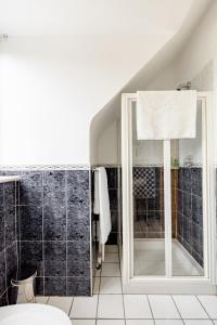 baño con ducha de azulejos negros en Cuileann, en Clarinbridge