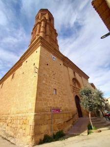 un gran edificio de ladrillo con una torre de reloj. en Hostal Marcela Berge, en Berge 4 fotos más