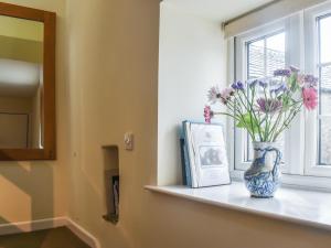 KilnseyにあるStables Endの窓枠に花瓶