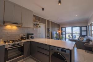 Η κουζίνα ή μικρή κουζίνα στο 8 Blue Tides Premium Blouberg Apartment with Table Mountain View