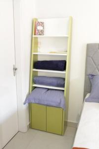 a small closet with purple and yellow at Apartamento novo com ar condicionado e garagem in São Lourenço