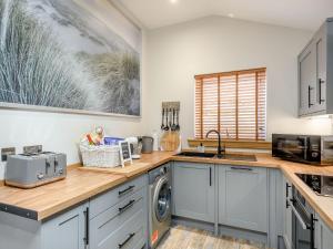 een keuken met een spoelbak en een wasmachine bij Appletree Lodge in Ayr +12 foto's