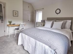 ランゴレンにあるGreen Acresのベッドルーム1室(ベッド1台、デスク、デスク付)