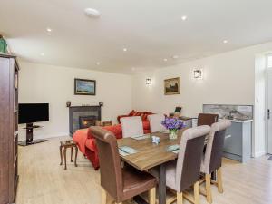 Televiisor ja/või meelelahutuskeskus majutusasutuses New Cottage