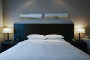 Ένα ή περισσότερα κρεβάτια σε δωμάτιο στο The Q Inn