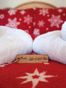 Postel nebo postele na pokoji v ubytování Bailem Lodge at Loch Ness