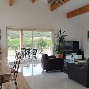 Μια τηλεόραση ή/και κέντρο ψυχαγωγίας στο Villa with private pool and panoramic view +75 φωτογραφίες