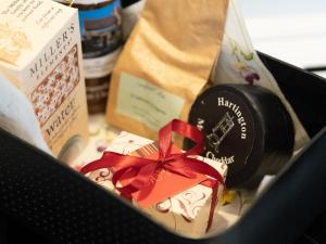 een doos met een rode strik erop bij Bailey's Barn in Bonsall